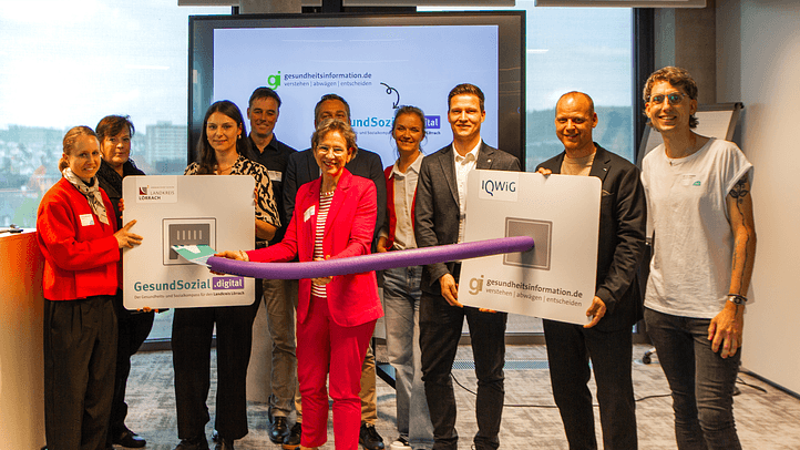 Landrätin Marion Dammann (Mitte) stellt symbolisch die neue Verbindung von gesundheitsinformation.de zum Gesundheits- und Sozialkompass des Landkreises Lörrach „GesundSozial.digital“ her. Freuen sich mit (von links): Cornelia Wülbeck, Elke Zimmermann-Fiscella, Isabell Dörflinger, Alexander Mion, Tilman Rieder, Anne Göhner, Thomas Schlotterbeck (Geschäftsführer der Pocket Rocket GmbH), Carlo Wolf (stellvertretender Geschäftsführer der AOK Hochrhein-Bodensee) und Oli Lou Kramer (Projektleitung Digitaler Gesundheits- und Sozialatlas). Foto: Landkreis Lörrach / Stefan Heigl