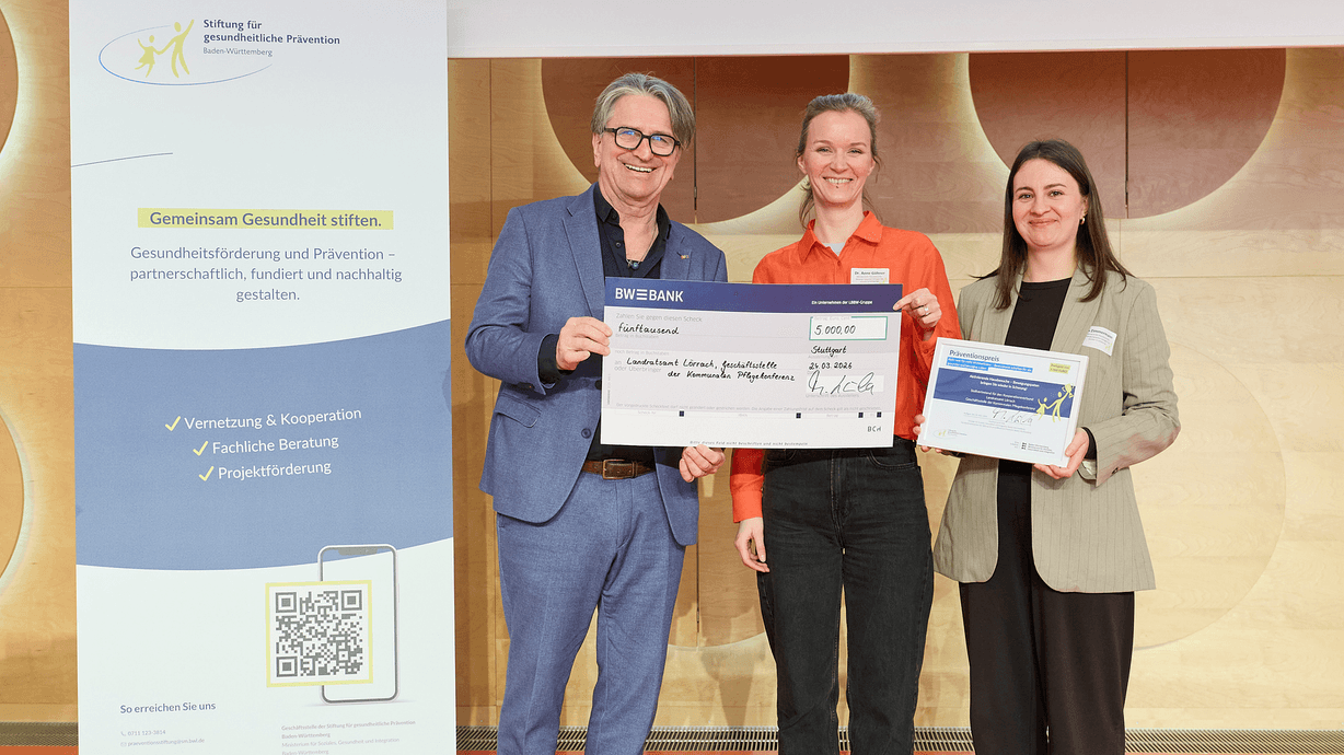 Übergabe des Präventionspreises in Stuttgart (von links): Manne Lucha (Minister für Soziales, Gesundheit und Integration Baden-Württemberg), Dr. Anne Göhner (Geschäftsstellenleitung Kommunale Pflegekonferenz Landkreis Lörrach), Pia Zimmermann (Mitarbeiterin Kommunale Gesundheitskonferenz Landkreis Lörrach). Foto: Stiftung für gesundheitliche Prävention Baden-Württemberg