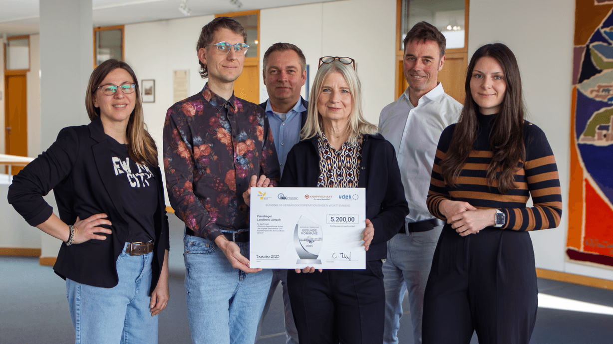 Die Beteiligten bei der Förderpreisübergabe im Landratsamt Lörrach (von links): Franka Voss-Biersack( IKK classic), Oli Lou Kramer (Projektleitung Digitaler Gesundheits- und Sozialkompass), Tilman Rieder (Stabsstellenleitung Planung, Steuerung & Koordination, Controlling im Sozialdezernat), Gabriele Ebner (Regionale Beauftragte der Bündnis 52-Verbändekooperation für den Landkreis Lörrach) , Alexander Mion (Stabsstellenleitung Gesundheitskonferenz) und Isabell Dörflinger (Koordinatorin sektorenübergreifende Gesundheitsversorgung).