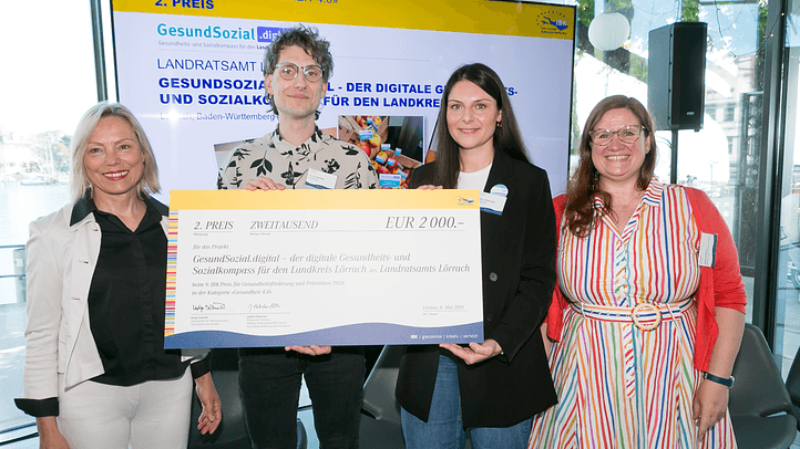 Bei der Preisverleihung der Internationalen Bodenseekonferenz auf der Insel Lindau nahmen die Projektverantwortlichen die Auszeichnung für GesundSozial.digital entgegen: Oli Lou Kramer und Isabell Dörflinger (Mitte), flankiert von Jurypräsidentin Judith Hübscher (links) und Katja Schnell (Vorsitzende der IBK-Kommission Gesundheit und Soziales, rechts).  Foto: Mathis Fotografie